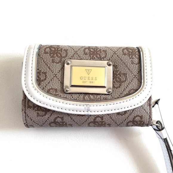 New! GUESS Vintage Skya Phone Wristlet - Picture 6 of 10